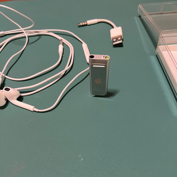 Apple IPod shuffle. 4GB never been used. - Picture 3 of 5